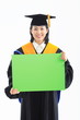 © jsco - 스튜디오 안의 남자 여자 졸업생
