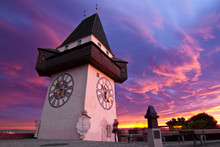 Das Wahrzeichen Von Graz In Österreich, Der Uhrturm Am Schloßberg Vor Einem Schönen Abendhimmel 