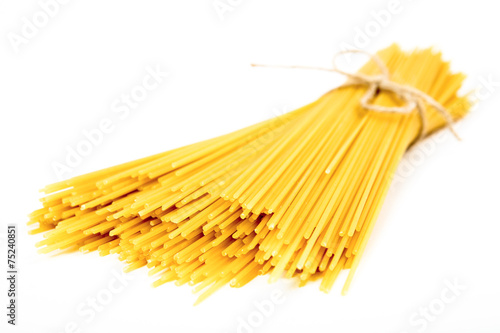 Fotomural Bunch of spaghetti on white background