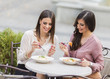 © BGStock72 - Young women in restaurant