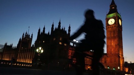 Fototapete - silhouette of cyclist passing by big ben