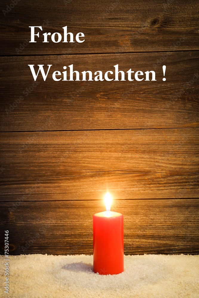 Frohe Weihnachten, rote Kerze brennt im Schnee vor Holzwand Stock Photo