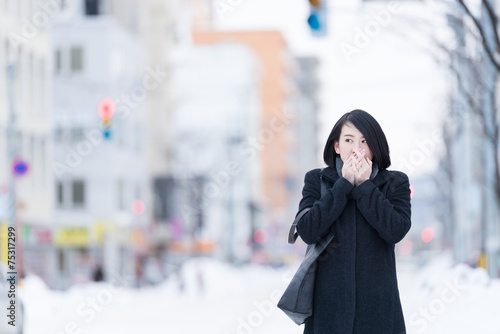 手を温める女性 Stock Photo Adobe Stock 手を温める女性 Stock Photo Adobe Stock