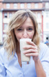 © Daniel Ernst - Frau mit blonden Locken trinkt einen Kaffee Latte