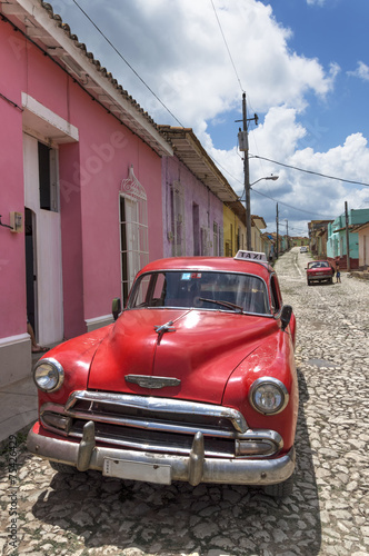 Naklejka na szafę Classic american red car in Trinidad, Cuba