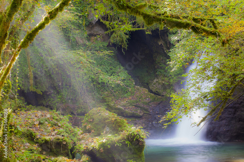 Naklejka - mata magnetyczna na lodówkę La cascata di Tevi del lazio, con il sole che arriva