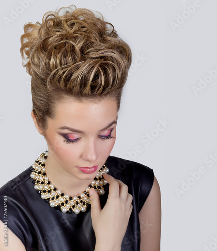 Nowoczesny obraz na płótnie Beautiful young woman with evening make-up and salon hairstyle