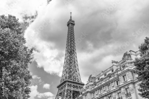 Naklejka na drzwi Tower Eiffel view from the street