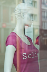 Wall Mural - mannequin vitrine soldes