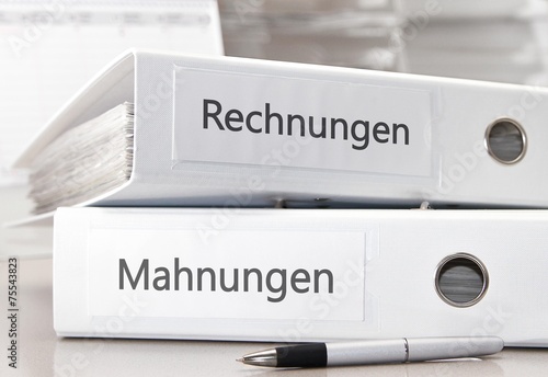 Fotografía Rechnungen und Mahnungen in Aktenordnern
