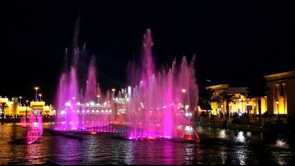 Fototapete - Fountain at the Dubai Global Village at night