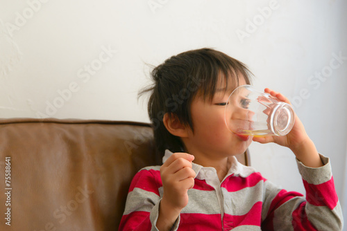 ジュースを飲む子供 Stock 写真 Adobe Stock ジュースを飲む子供 Stock 写真 Adobe Stock