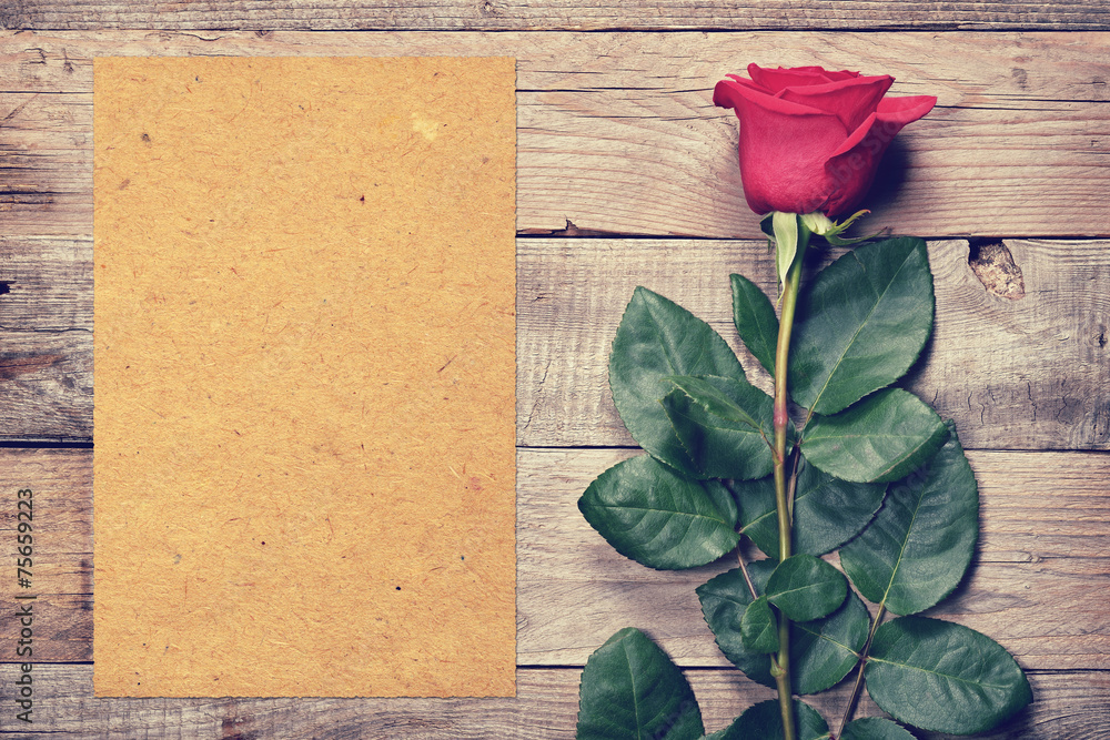 Vintage rose and blank paper on old wooden background - obrazy, fototapety, plakaty 