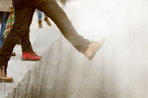 Fotomural Taking the step into the unknown