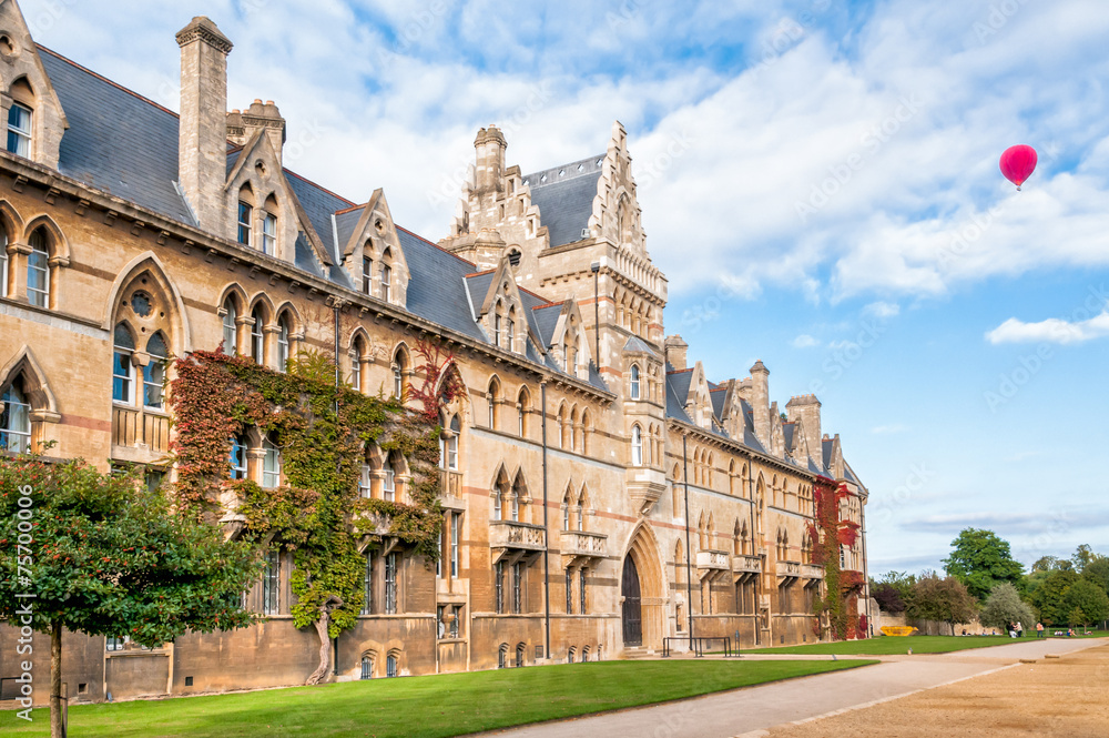 Christ Church Oxford University with red air balloon in the sky - obrazy, fototapety, plakaty 