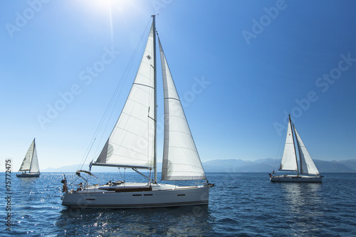 Cuadros en Lienzo Barcos en regata de vela. Navegación. yates de lujo.