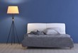 Blaues Schlafzimmer mit Lampe