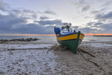 Papier Peint - łódz rybacka na plaży, Morze Bałtyckie