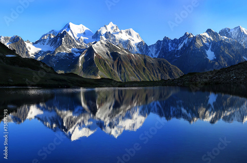 Fotografía г.Белуха (4506 м.) отражается в оз.Равновесия (на 2400 м.)