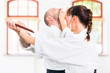 Mann und Frau beim Aikido Messerkampf