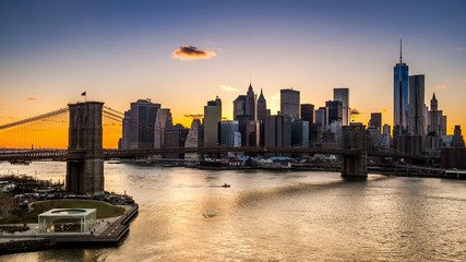 Fototapete - Sunset, dusk and night over the Brooklyn Bridge