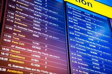 Fototapete - Flight arrival and departure sign board in airport