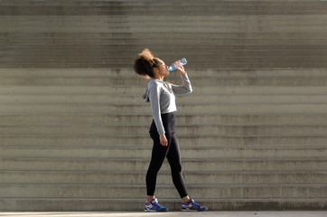 Poster - African american sports woman drinking from water bottle