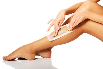 Poster - Woman waxing her leg