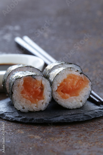 bulki-sushi-z-lososiem-tradycyjne-japonskie-jedzenie