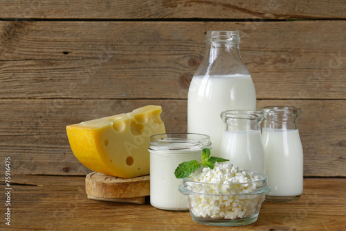 Fotografía assortment of dairy products (milk, cheese, sour cream, yogurt)