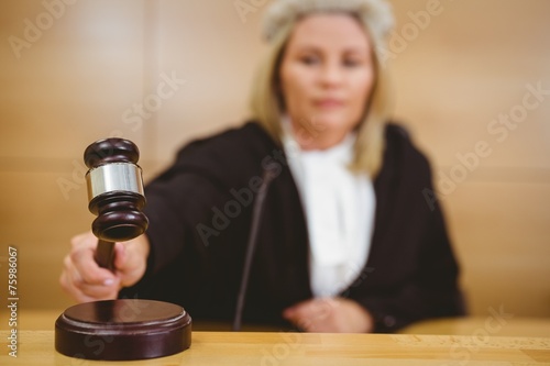 Fotografía Serious judge with a gavel wearing robes and wig