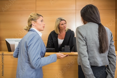 Fotografía Lawyers speaking with the judge