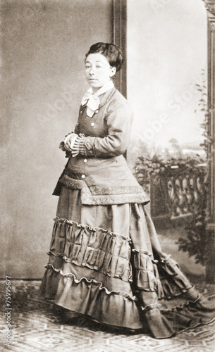Fototapeta na szkło Antyczny portret damy. Studio fotograficzne. Zabytkowe. 1900