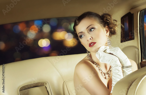 Fotografia, Obraz Beautiful and rich superstar girl sitting in a retro car