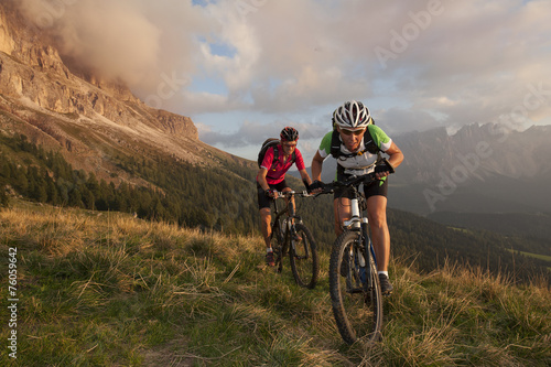 Fotomural Carrera de la competencia en una bicicleta de montaña