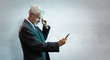 © dbunn - älterer mann mit Smartphone