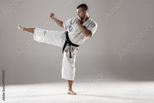  Obrazy Karate   mezczyzna-w-bialym-kimonie-trening-karate