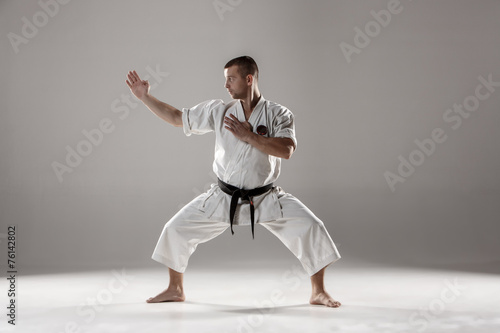 Dekoracja na wymiar  mezczyzna-w-bialym-kimono-trenuje-karate