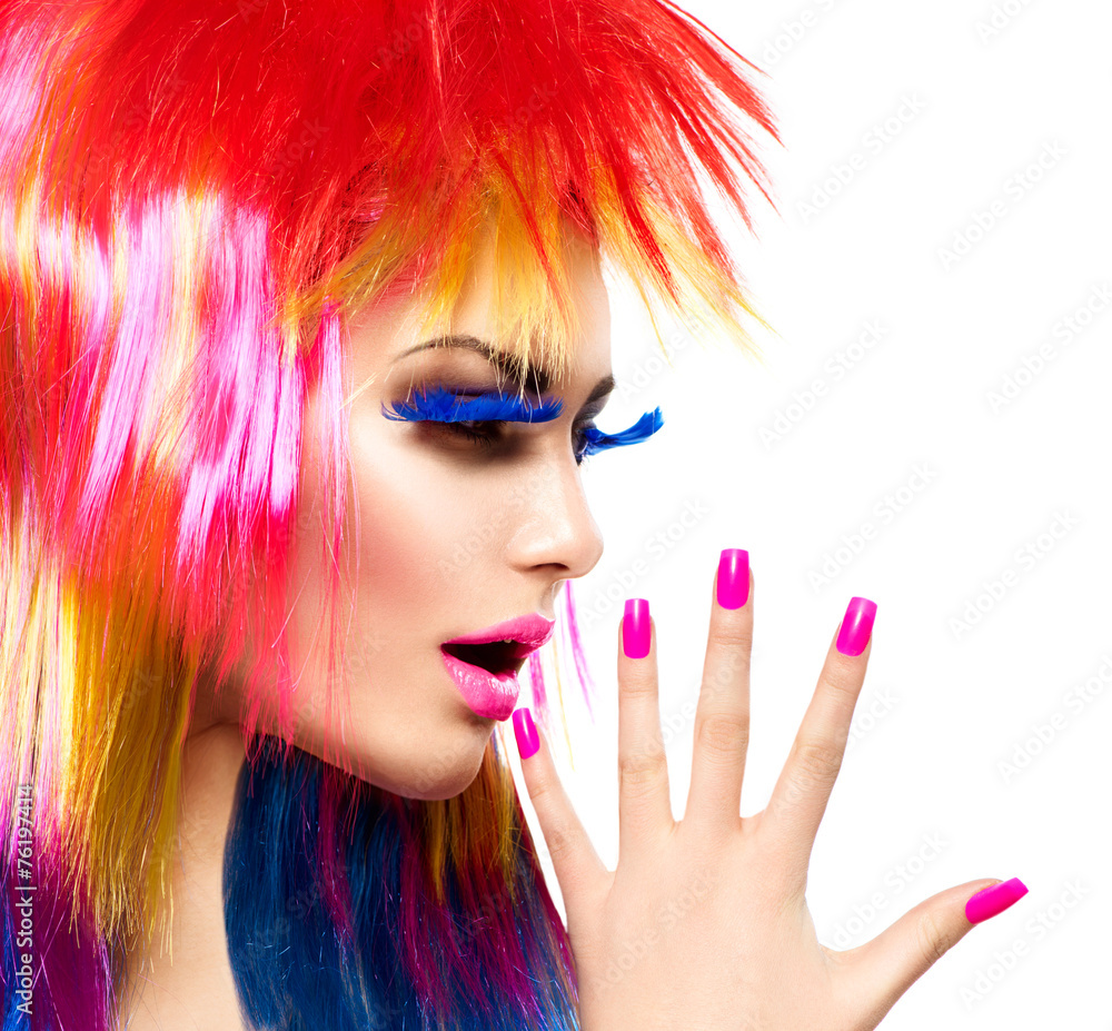 moda-uroda-punk-model-dziewczyna-z-kolorowymi-farbowanymi-wlosami