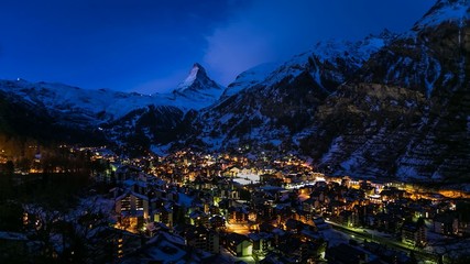 Fototapete - Zermatt Ski Resort and Matternhorn Peak in the Morning