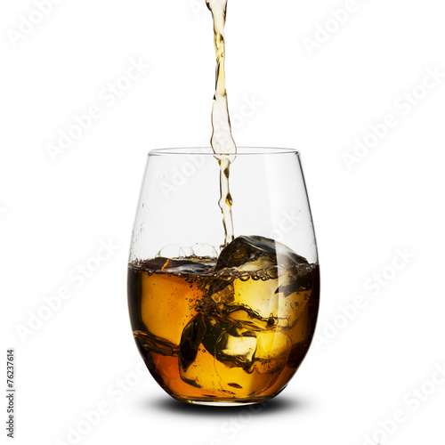 szklanka-whisky-z-kostka-lodu