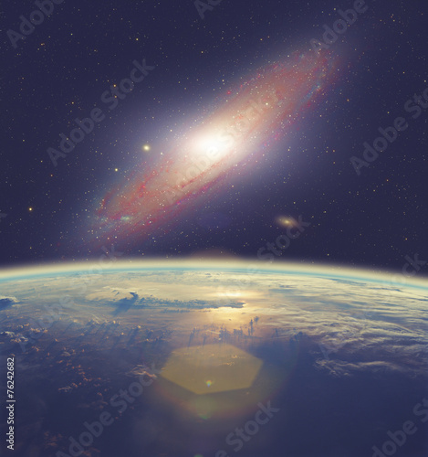 Obraz w ramie Wschód Słońca nad Ziemią z wielką galaktyką Andromedy