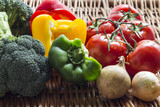 Fototapeta Kuchnia - Warzywa na wiklinowej teksturze