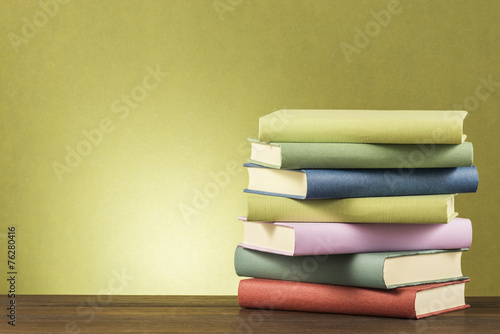 Fotografía Books.Pile del libro en el escritorio.
