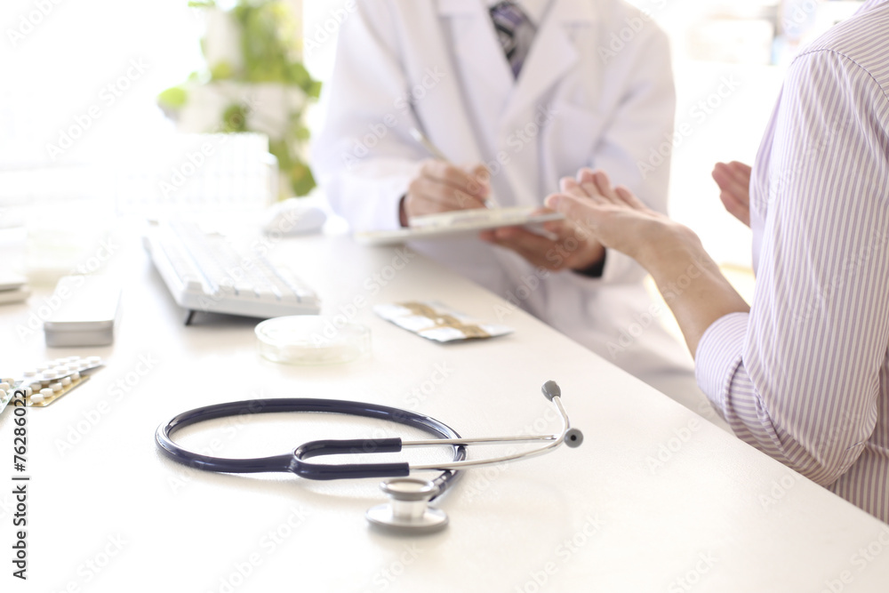 患者の話を聞く医師