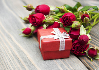 Poster - Red roses  and gift box