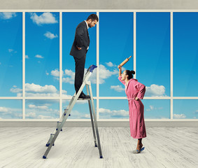 Canvas Print - dissatisfied man standing on stepladder