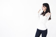 © Ni_photo - 若い女性 驚きや笑顔で指差し広告スペース