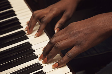 Fototapete - femme africaine jouant du piano