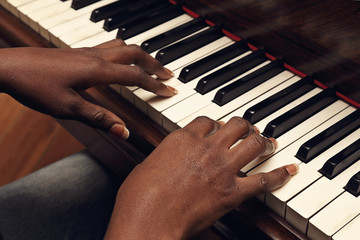 Fototapete - femme africaine jouant du piano